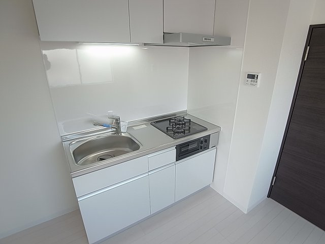 ラムール鈴蘭台南のキッチン|システムキッチン、２口ガスコンログリル付
