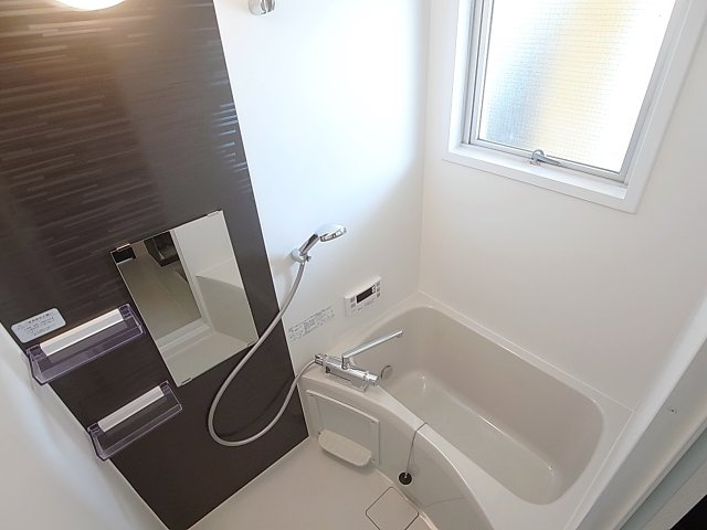 ラムール鈴蘭台南の浴室|追炊き、浴室乾燥付きのお風呂、窓も完備