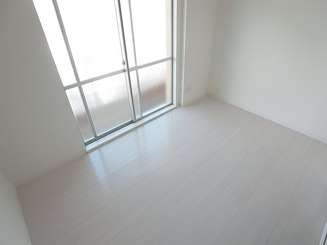 ラムール鈴蘭台南の内装|日当たりの良い明るい洋室