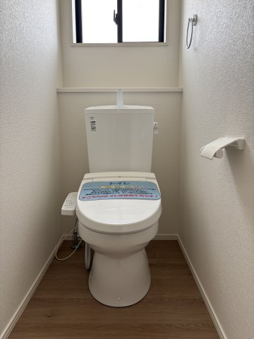 Adoble＋八幡西区引野1丁目2期のトイレ|温水洗浄便座付きのトイレです。汚れてもサッとひと拭きでお手入れ簡単。節水仕様でしっかり洗浄できます。環境にやさしく、しかも経済的です。