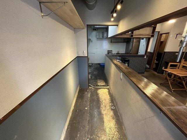 西亀有店舗の内装
