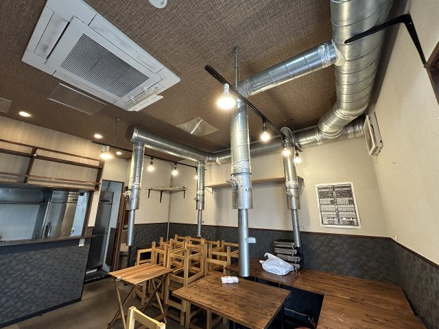 西亀有店舗の内装