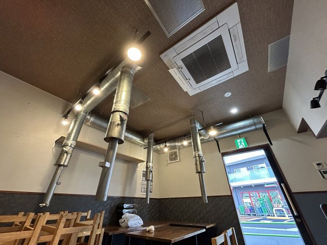 西亀有店舗の内装