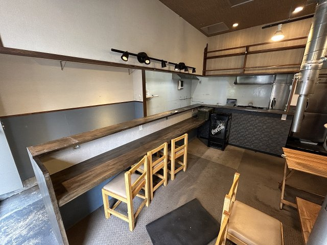 西亀有店舗の内装