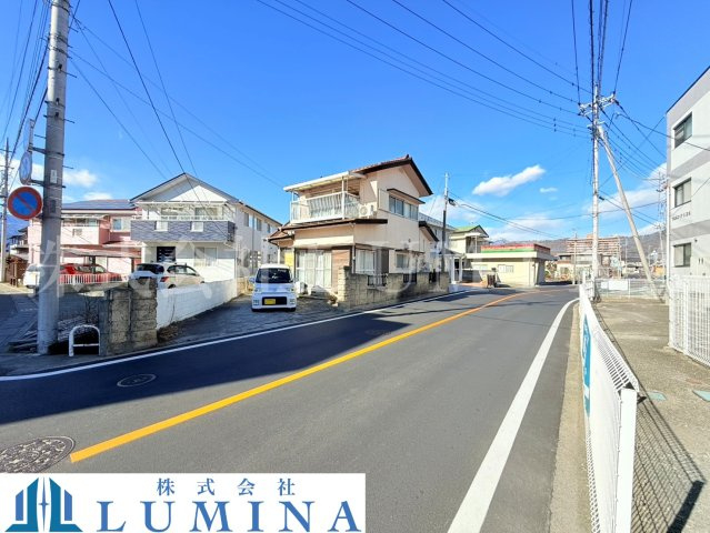 甲府市池田　中古戸建の前面道路含む現地写真