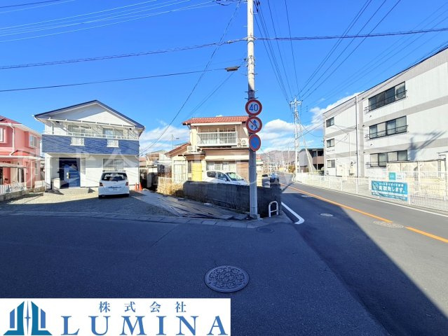 甲府市池田　中古戸建の前面道路含む現地写真