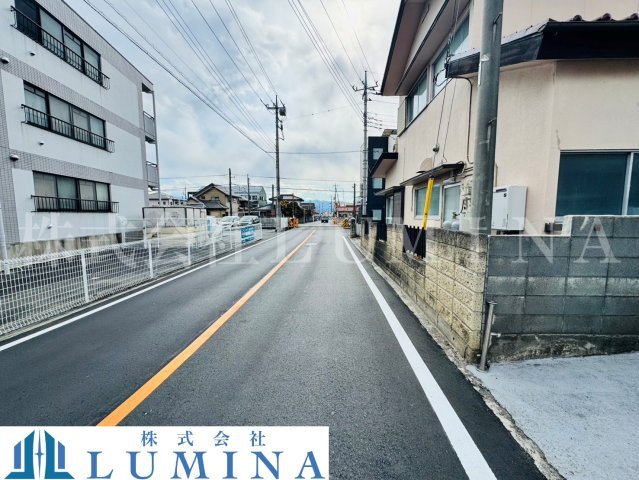 甲府市池田　中古戸建の前面道路含む現地写真