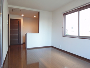 【居間・リビング】 | ※角部屋のお写真となります。側面の窓はございません。