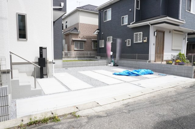 越谷市大字弥十郎 新築分譲住宅の駐車場
