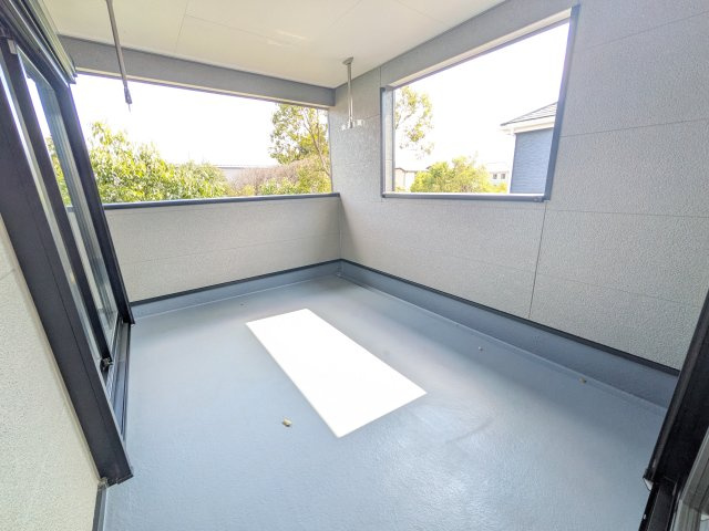土浦市生田町　第4　新築戸建　5号棟のバルコニー|人気のインナーバルコニー。室内と一体感があり、雨の日のお子様の遊び場や、ペットの安全な外気浴スペースにも最適です♪