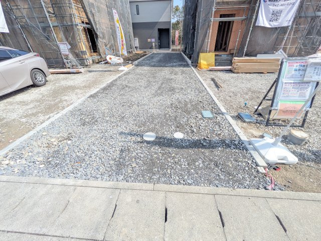土浦市生田町　第4　新築戸建　5号棟の駐車場|駐車3台可能で、出し入れしやすいゆとりのカースペース。
月々の駐車場代が不要な点も大きな魅力です。