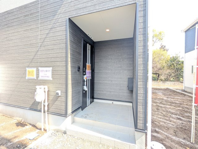 土浦市生田町　第4　新築戸建　5号棟の玄関|玄関ドアはカードキーで開閉も楽々♪
スマホでの開錠と施錠も可能です！
玄関上部には人感センサー付きのダウンライトがあるので、夜間の帰宅時に自動で点灯してくれます♪
防犯対策面にも一役買ってくれます！