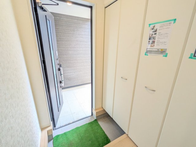 土浦市生田町　第4　新築戸建　5号棟の玄関|家族全員の靴がスッキリ片付く大容量シューズボックス完備。お客様を気持ちよく迎えられる、明るく清潔感あふれる玄関です。
