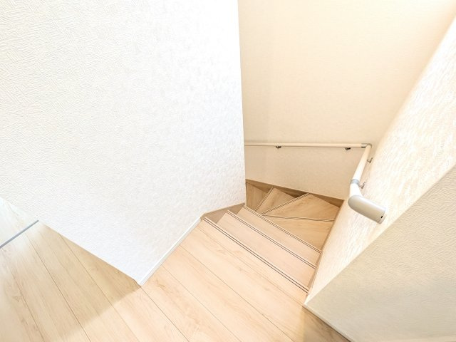 土浦市生田町　第4　新築戸建　5号棟の内装|窓付きで明るい階段は、手すり付きでお子様からご年配の方まで安心して上り下りができます♪