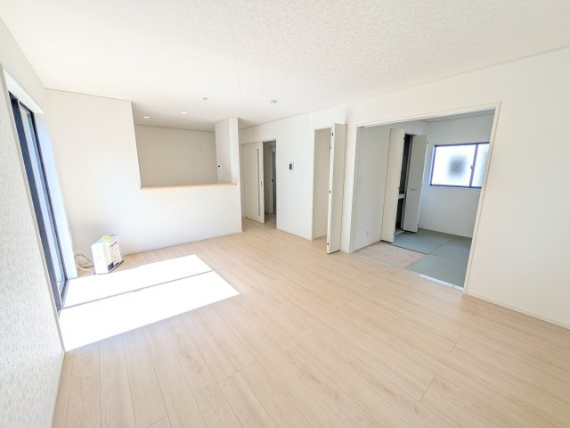 土浦市生田町　第4　新築戸建　5号棟の居間・リビング|居心地の良いデザインと機能性を両立。ご友人を招いたり、趣味を楽しんだり、様々なシーンで活躍する団らんの中心地です。