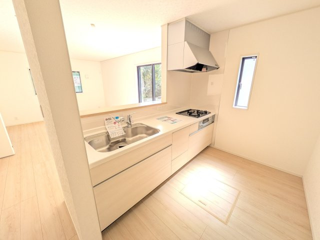 土浦市生田町　第4　新築戸建　5号棟のキッチン|対面式カウンターでリビングとの一体感を演出。使いやすい動線と豊富な収納で、毎日の料理時間も快適に過ごせます。