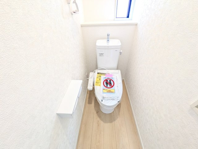 土浦市生田町　第4　新築戸建　5号棟のトイレ|少ない水でもパワフルに洗浄する節水設計。清潔さと機能性を両立させた、毎日気持ち良く使えるトイレ空間です。