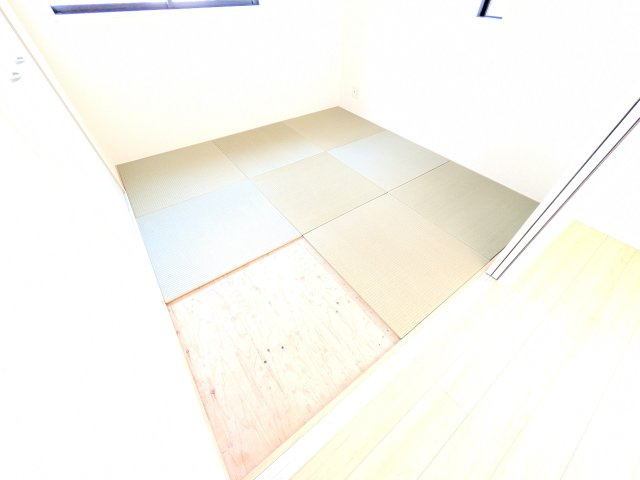 土浦市生田町　第4　新築戸建　5号棟の和室|琉球畳の和室は陽当たりも良く、落ち着ける空間です♪
リビングとの続き間になっているので、お子様の遊ぶスペースやお昼寝などにも使えます！
押し入れもあり収納にも困りません♪