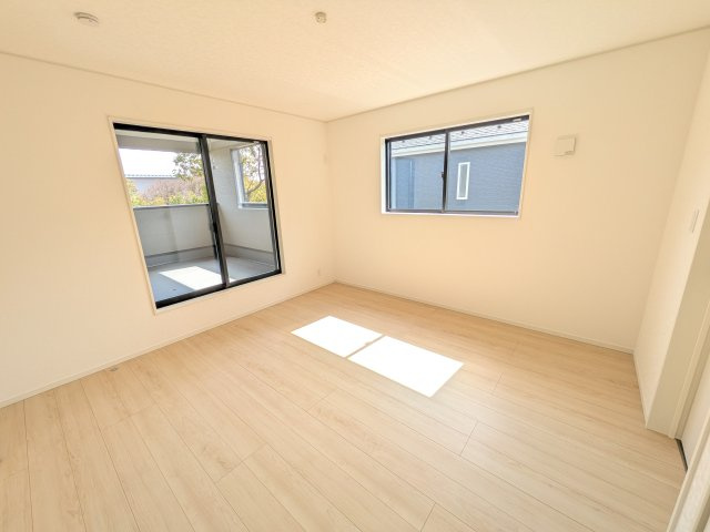 土浦市生田町　第4　新築戸建　5号棟の洋室|バルコニーに面した明るい２面採光で、毎朝爽やかな光を感じられます。