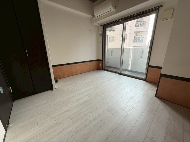 フォーリアライズ難波南ファーロの洋室