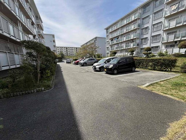 ひよどり台7団地33号棟の駐車場