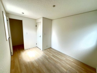 【洋室】 | さいたま市南区鹿手袋第4 | 南向きで陽当たり良好な約5.5帖の洋室。
ウォークインクローゼットを備え、収納力も豊富。
自分らしい空間をゆったりと演出できます。