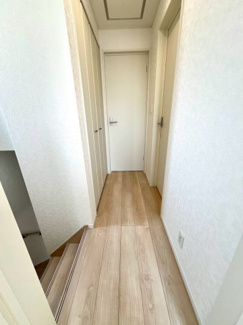 【収納】 | さいたま市南区鹿手袋第4 | 木目がアクセントとなり、癒しの空間を演出する廊下。
収納スペースも備えており、多用途に活用できます。