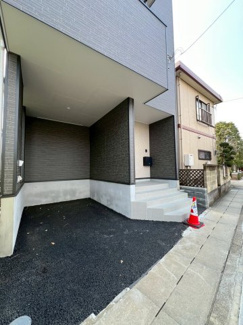 【駐車場】 | さいたま市南区鹿手袋第4 | 駐車スペースを確保し、前面道路もゆとりある広さのため、車の出し入れもスムーズに行えます。