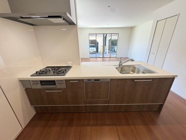 西京区上桂西居町　２号地のキッチン|対面式のシステムキッチンでお料理しながら会話を楽しんだり、お子様の宿題や、遊んでいる様子を確認することもできます♪