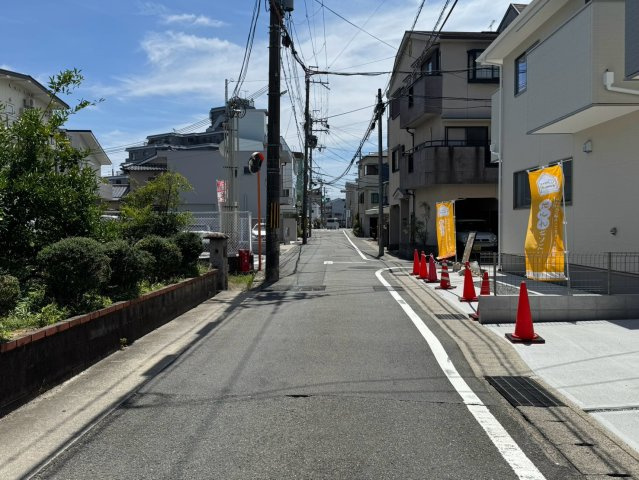 西京区上桂西居町　２号地の前面道路含む現地写真|【東側道路】前道は南側への一方通行道路です。幅員3.95ｍ