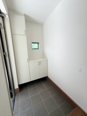 西京区上桂西居町　２号地の玄関|家族の靴もしっかり収納できるシューズボックス！目の浅いタイルでお掃除もラクラク！