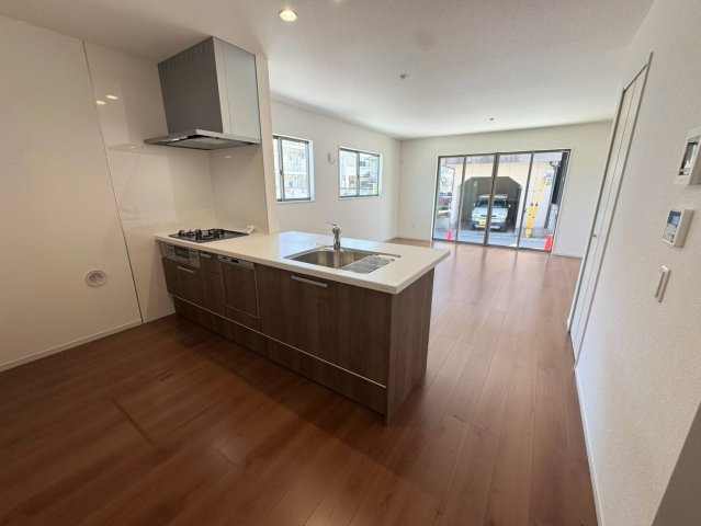 西京区上桂西居町　２号地のキッチン|ダイニングとリビングを見渡すことができるペニンシュラキッチンを採用！