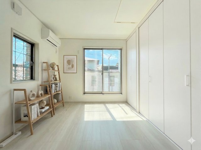 戸塚区平戸5丁目　新築戸建　第2の洋室|【モデルルーム写真】◆気持ちの良い風が室内へ入り込む居室。家具を配置しても広々ご利用いただける快適空間。