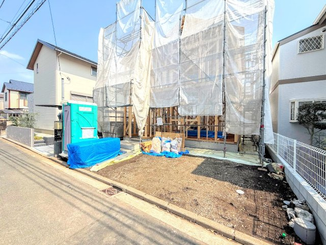 戸塚区平戸5丁目　新築戸建　第2の外観|◆堂々たる趣ながら、主張し過ぎずどこか余裕を感じさせるシャープなフォルムで佇む邸宅は、晴天の空と照らし合わせる事で、本来あるべき完成形の姿を見せてくれます。