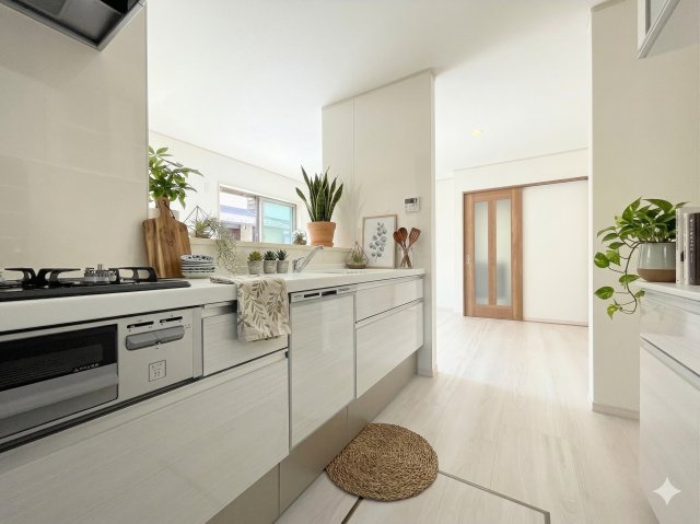 戸塚区平戸5丁目　新築戸建　第2のキッチン|【モデルルーム写真】◆キッチンからダイニングやリビングが見渡せるキッチン。料理をしながら家族とコミュニケーションをとれるだけでなく、大きな開放感も得られることができます。