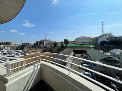 【バルコニー】 | グランフォルム青葉台Ⅳ号棟 | ◆気持ちのいい空が見渡せる広いバルコニー。爽やかな風を感じて、心躍る素敵な暮らしがはじまります。通風・採光にも優れ、心地よい光と風があふれています。