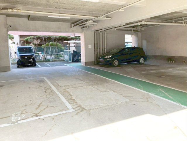 ロイヤルマンション新下関の駐車場|【駐車料金：5000円～7000円】雨や日差しを防げる建物下の駐車場！