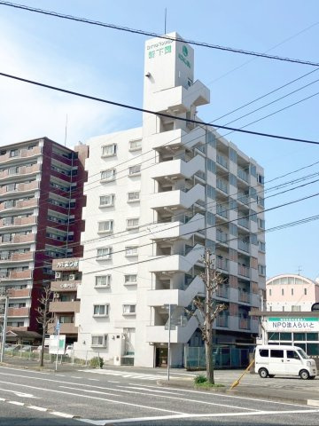 ロイヤルマンション新下関の外観|コンビニ、銀行など生活利便施設も身近に揃うマンション！