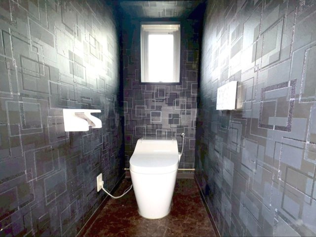 ロイヤルマンション新下関のトイレ|デザイン性のある壁紙が印象的なトイレです！