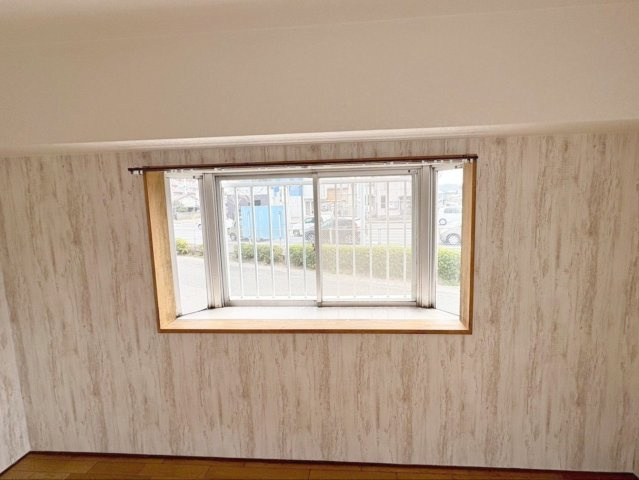 ロイヤルマンション新下関の洋室|ちょっとした小物が置けて便利な出窓です！