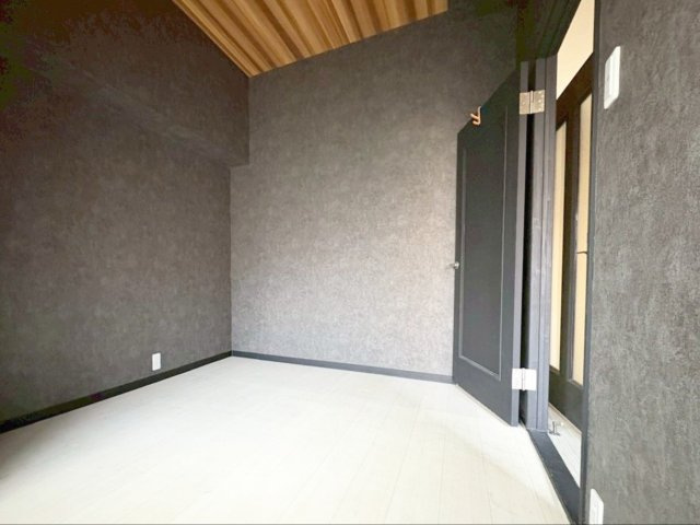 ロイヤルマンション新下関の洋室|落ち着いた色合いの洋室です！