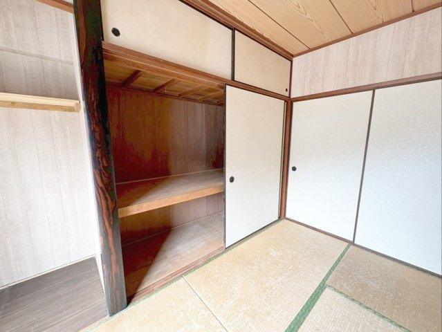 ロイヤルマンション新下関の和室|押入れ、天袋があります！
