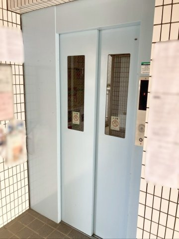 ロイヤルマンション新下関の設備|エントランスにはエレベーターが1基あります！