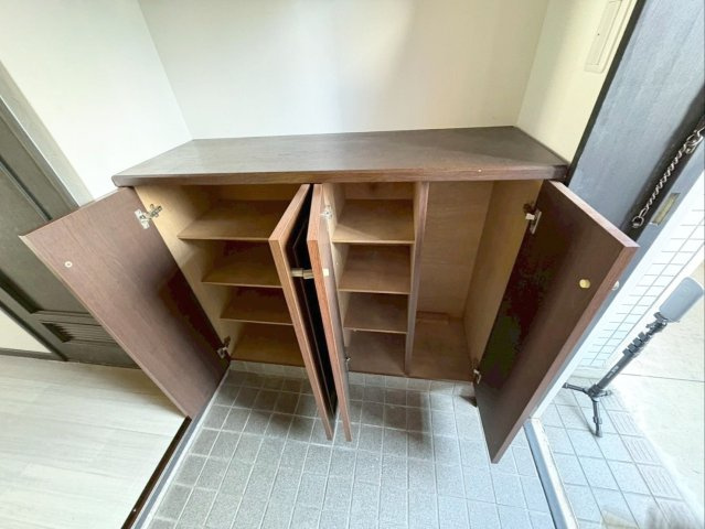 ロイヤルマンション新下関の収納|高さの異なる収納棚です！ブーツなども収納できます！