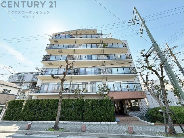 東園田ストークハイツは、阪急園田駅徒歩7分の静かな住宅街×生活利便性の高さが特徴の総34戸の落ち着いたマンションです。
ファミリー向けで、買い物・学校・公園が徒歩圏に揃う住みやすい立地が魅力です。
