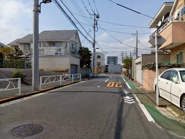 目黒区中根2丁目　建築条件なし売地の前面道路含む現地写真