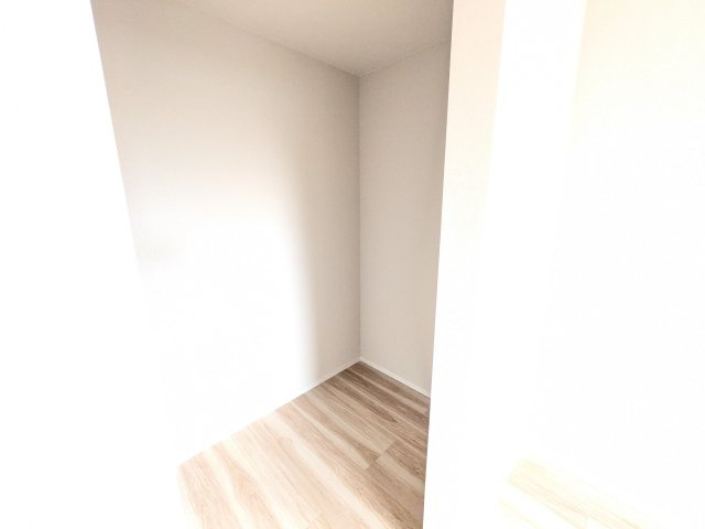 つくば市高野3期　新築戸建　の収納|大容量のウォークインクローゼット。衣類はもちろん、スーツケースや季節の家電もまとめて収納でき、居室空間をすっきりと保ちます。