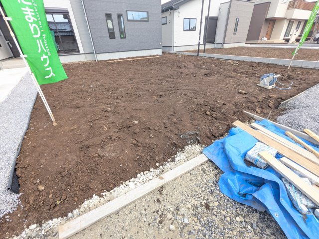 つくば市高野3期　新築戸建　の庭|リビングに明るい光を届ける広々とした南庭。
お子様の遊び場やペットのスペースとしても最適です。
室内外で心地よい暮らしが叶います。