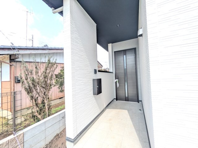 つくば市高野3期　新築戸建　の玄関|お洒落な玄関ドアと洗練された外壁デザイン。家の顔にふさわしい上質な佇まいで、ご家族やお客様を迎えます。