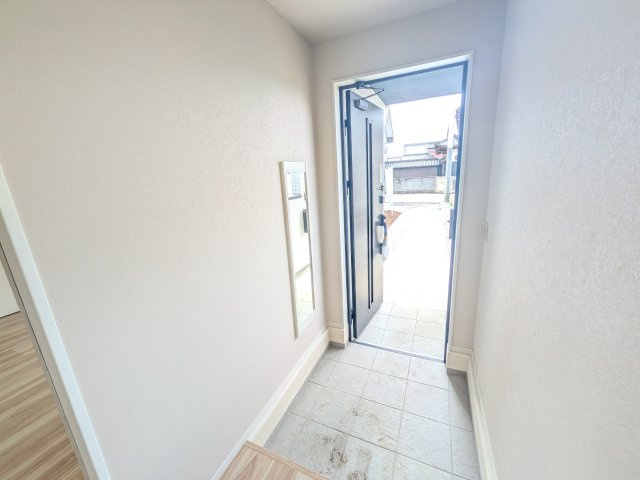 つくば市高野3期　新築戸建　の玄関|家族全員の靴がスッキリ片付く大容量シューズボックス完備。
お客様を気持ちよく迎えられる、明るく清潔感あふれる玄関です。